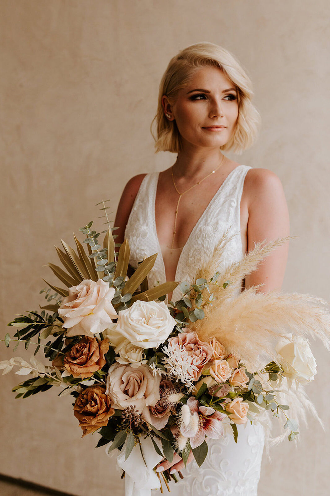 Neutral fall wedding colors Fall bridal bouquet with pampas grass  -Photographer: Tida Svy