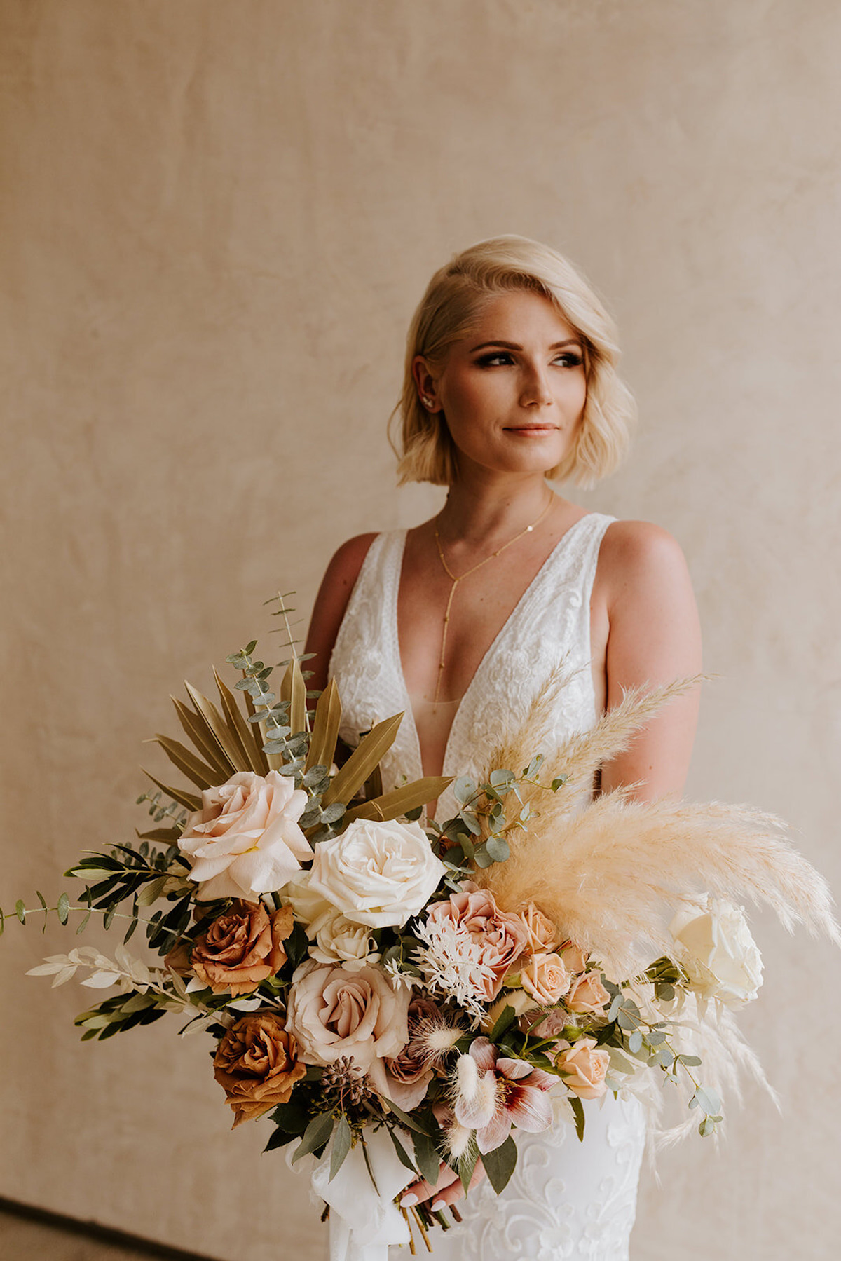 Neutral fall wedding colors Fall bridal bouquet with pampas grass -Photographer: Tida Svy