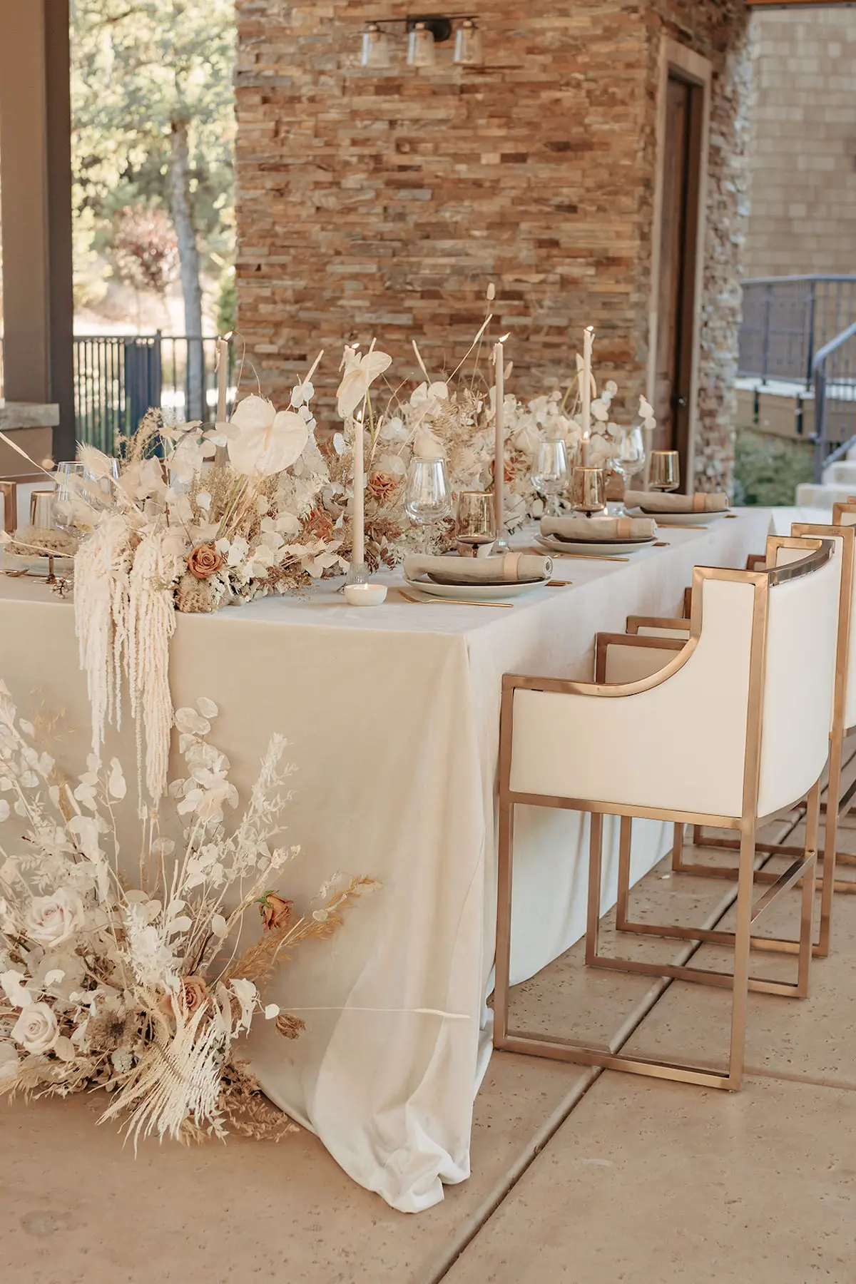 Neutral fall wedding colors table decor - Photography: Carly Peterson