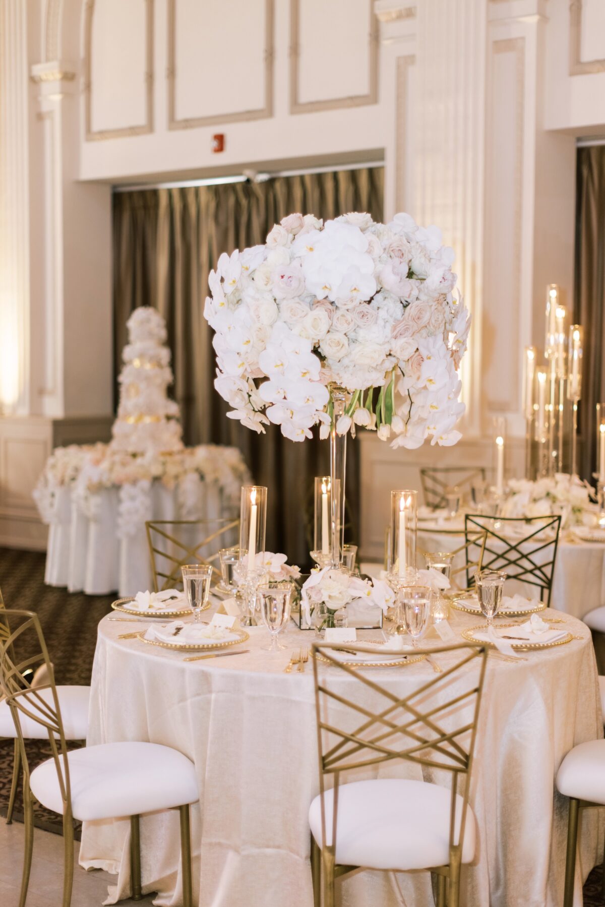 Neutral wedding tablescape - Photography: Brooke Images