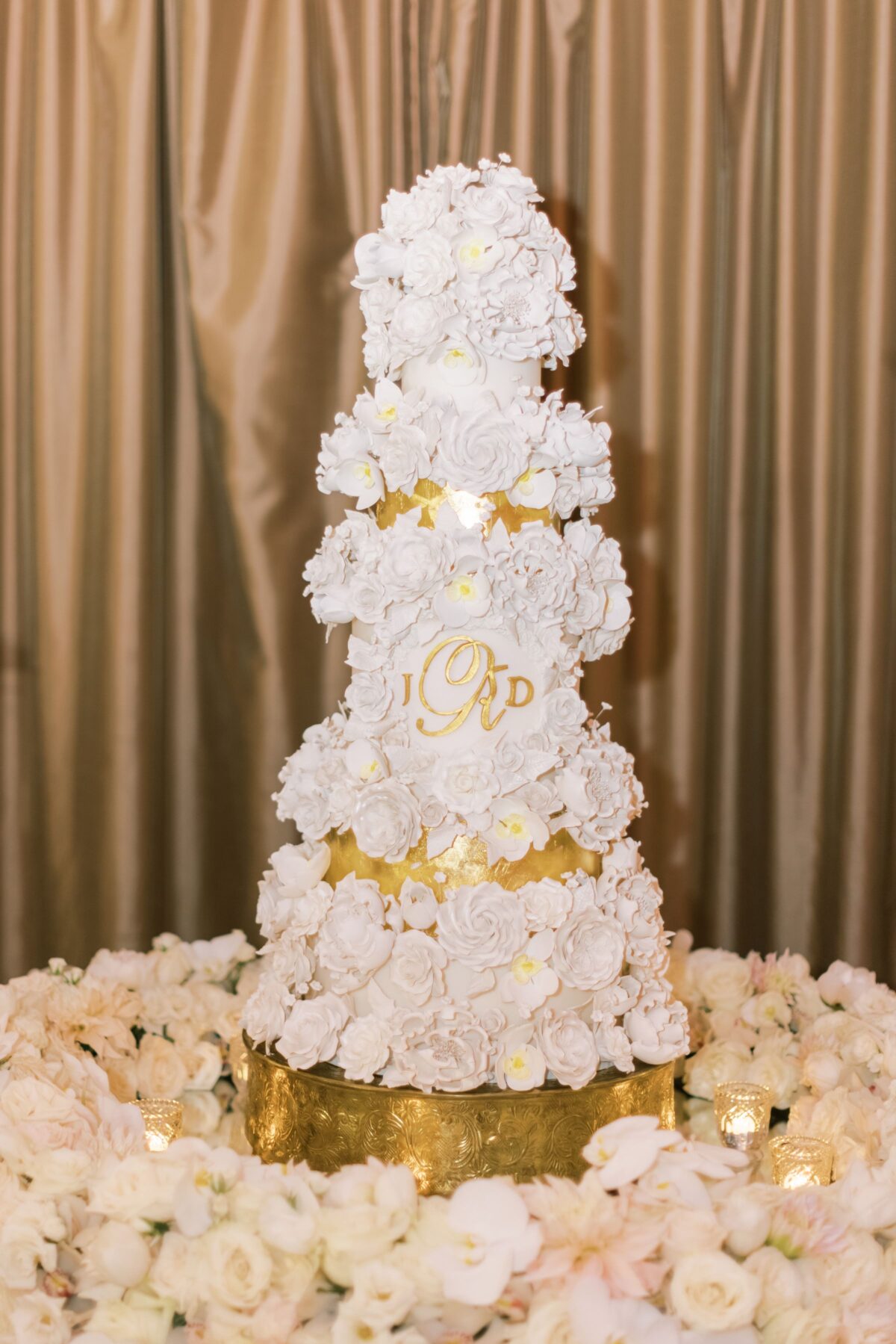 White and gold wedding cake - Photography: Brooke Images