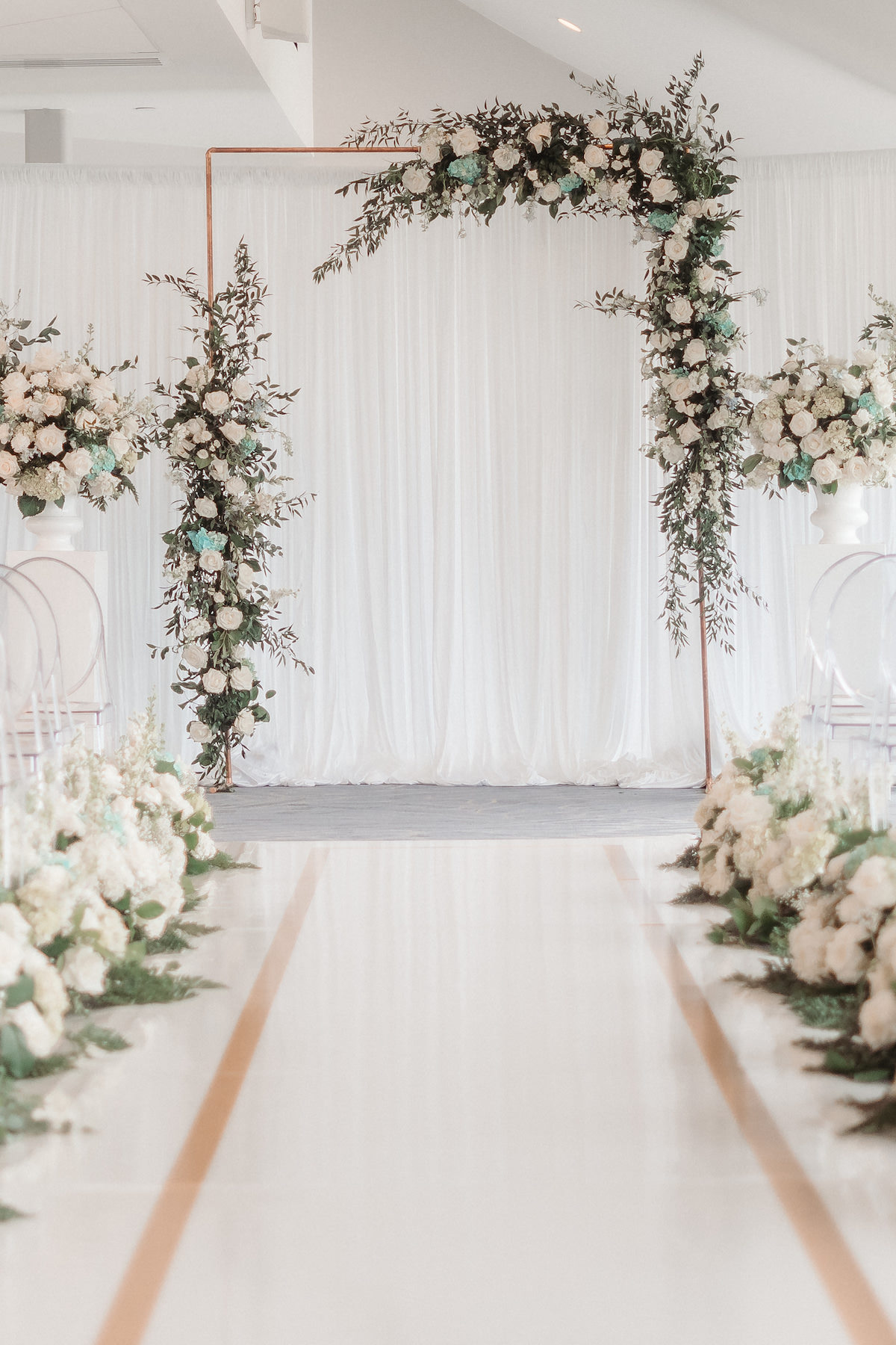Wedding ceremony arch decor - Photography: Tunji Studio Photography