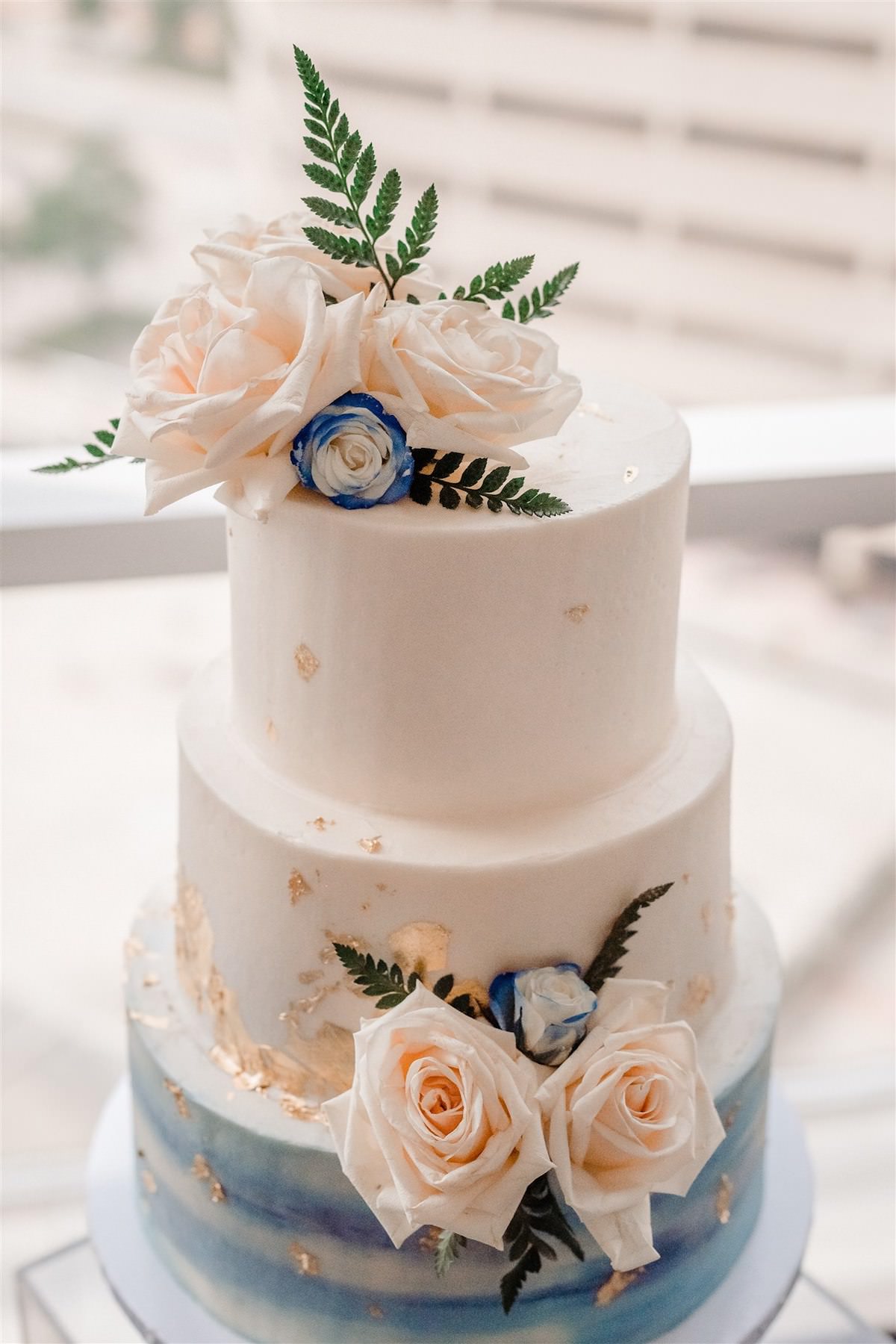White and blue water color wedding cake - Photography: Tunji Studio Photography