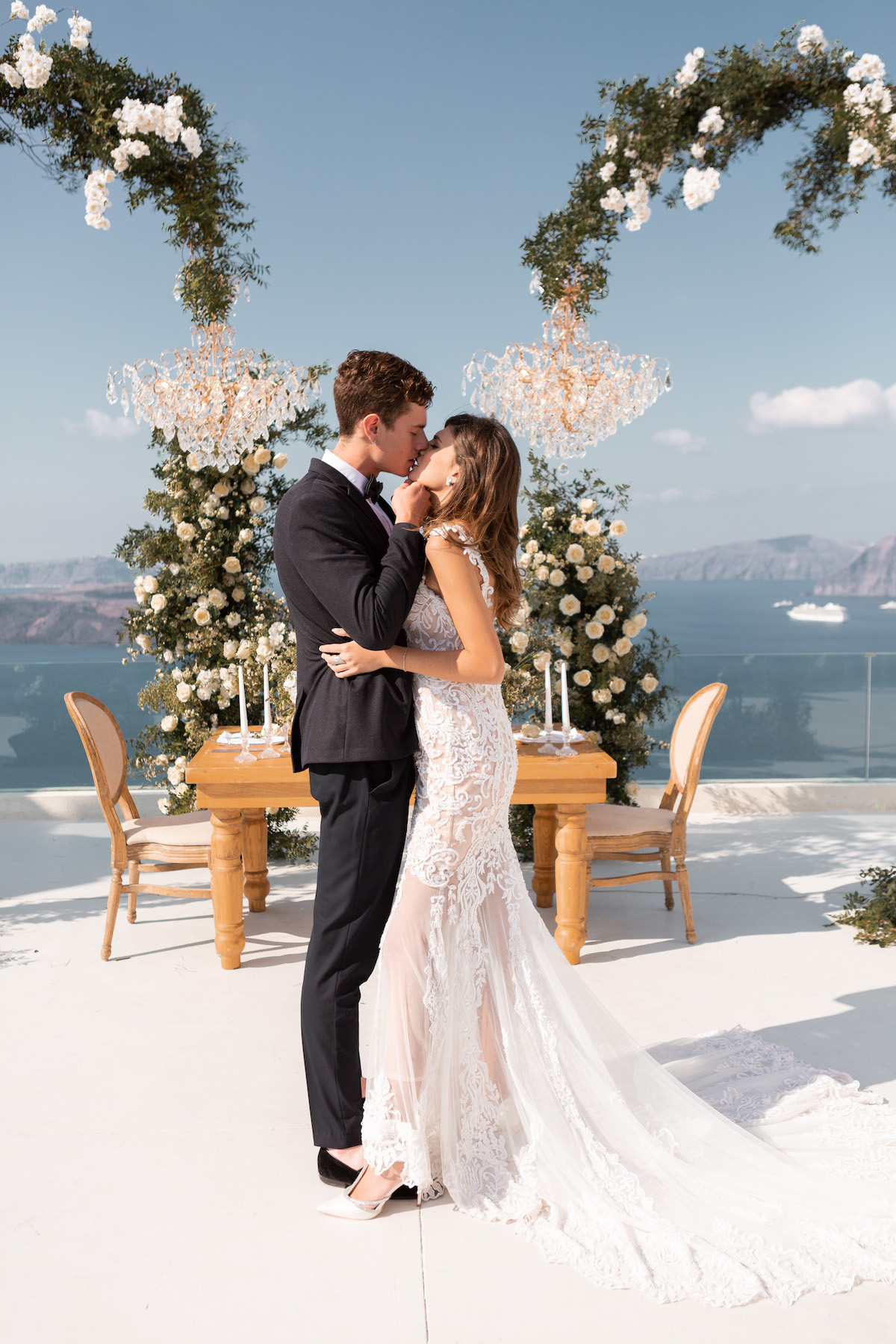 Spring destination wedding inspiration in Santorini - Eva Rendl Photography