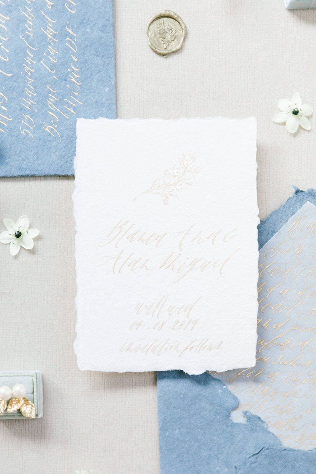 Blue and gold vintage wedding invitations - Isabella Rodríguez Photography
