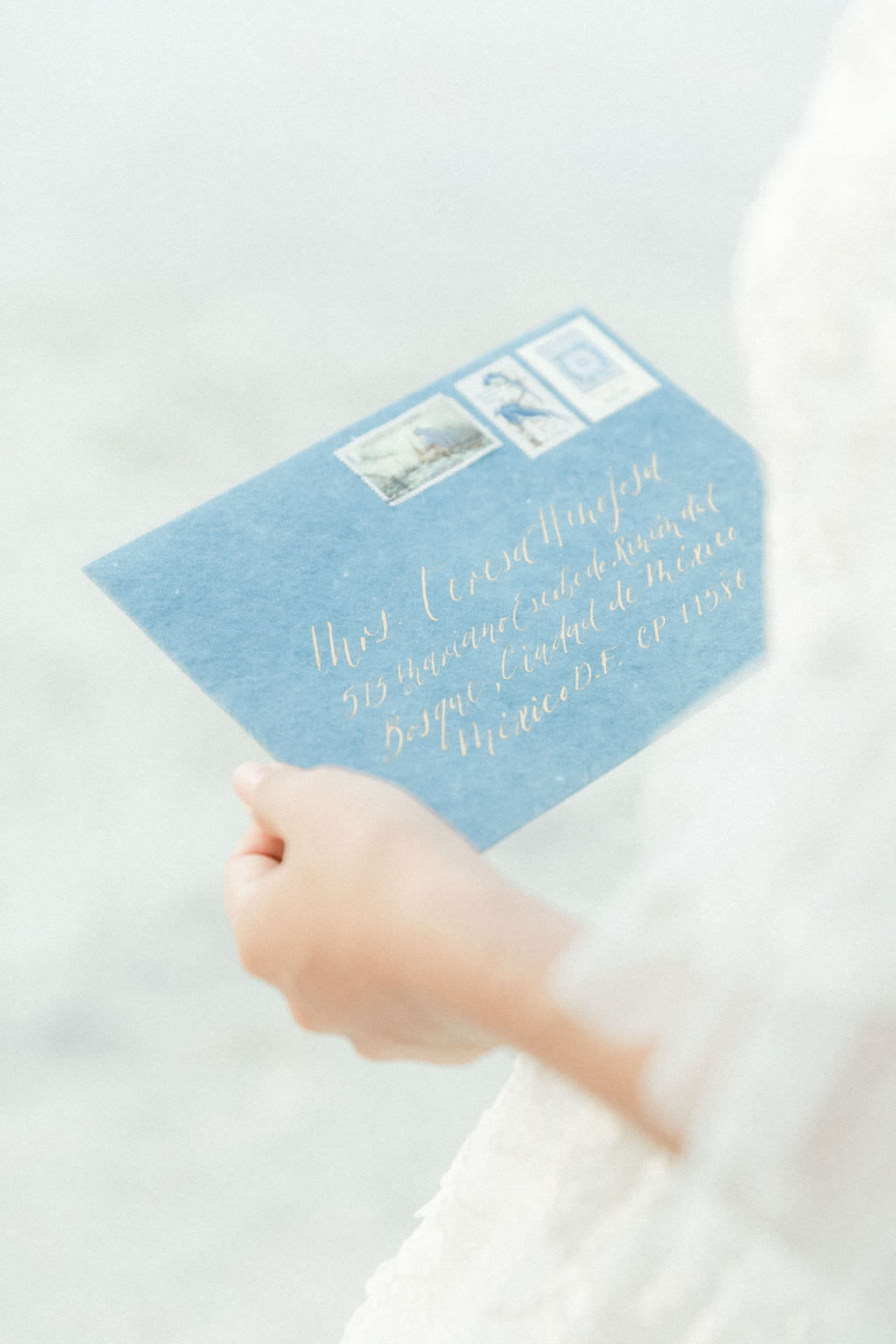 Blue and gold wedding invitations - Isabella Rodríguez Photography
