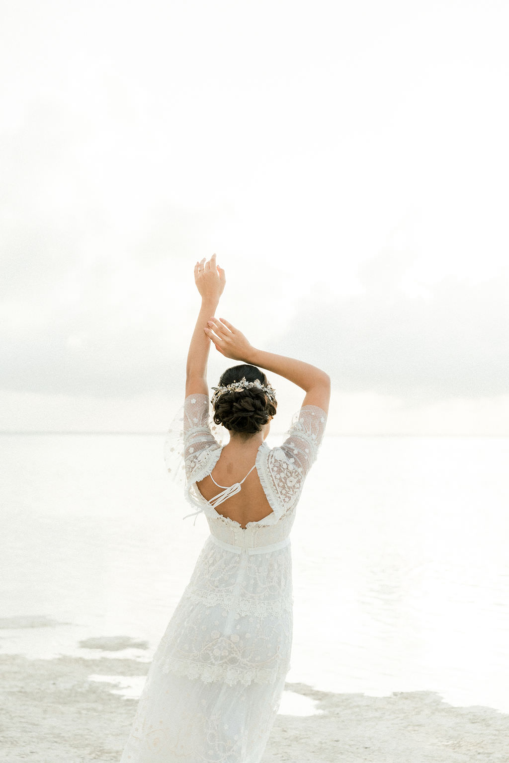 Ethereal beach wedding inspiration - Isabella Rodríguez Photography
