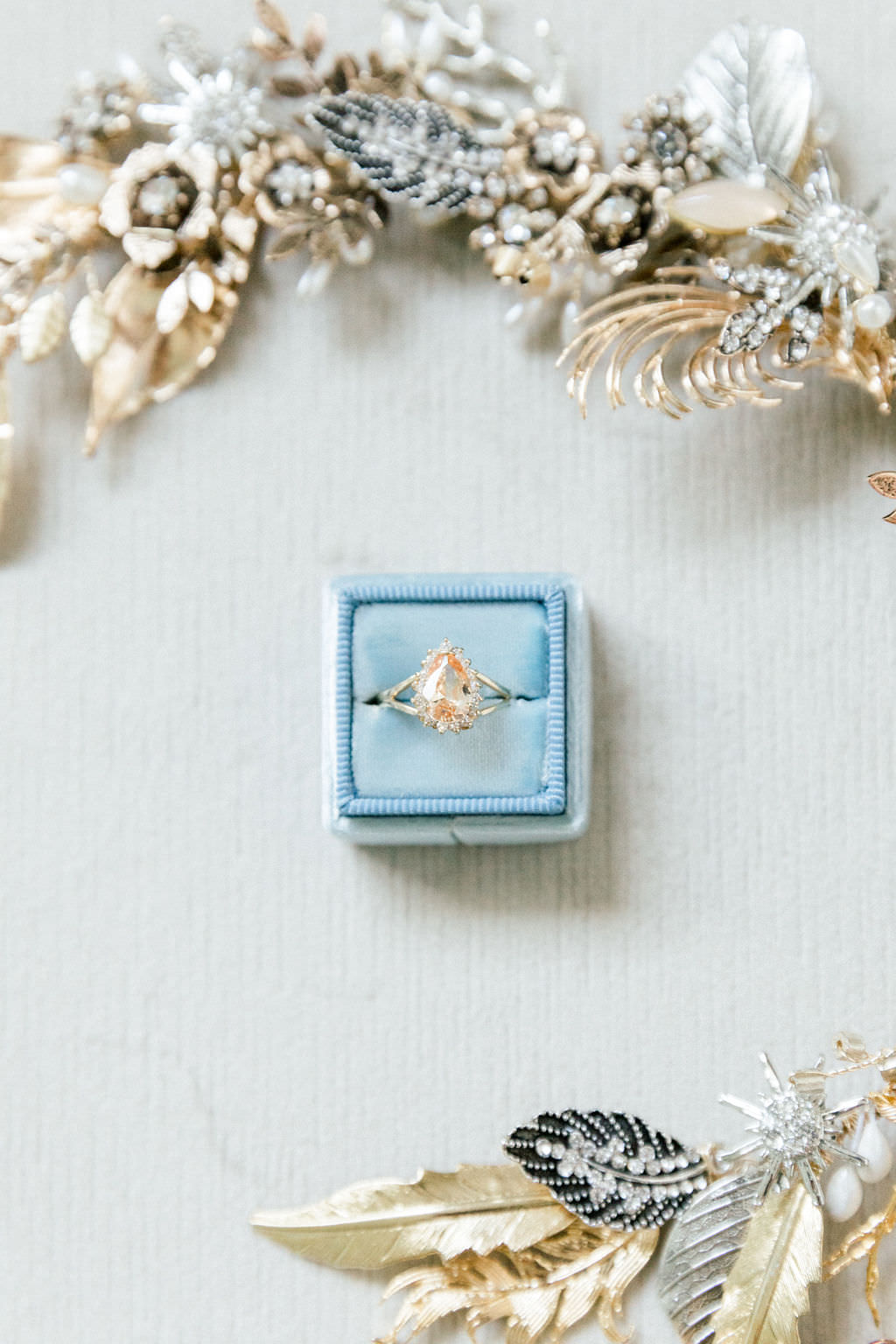 Gold engagement ring and blue box - Isabella Rodríguez Photography