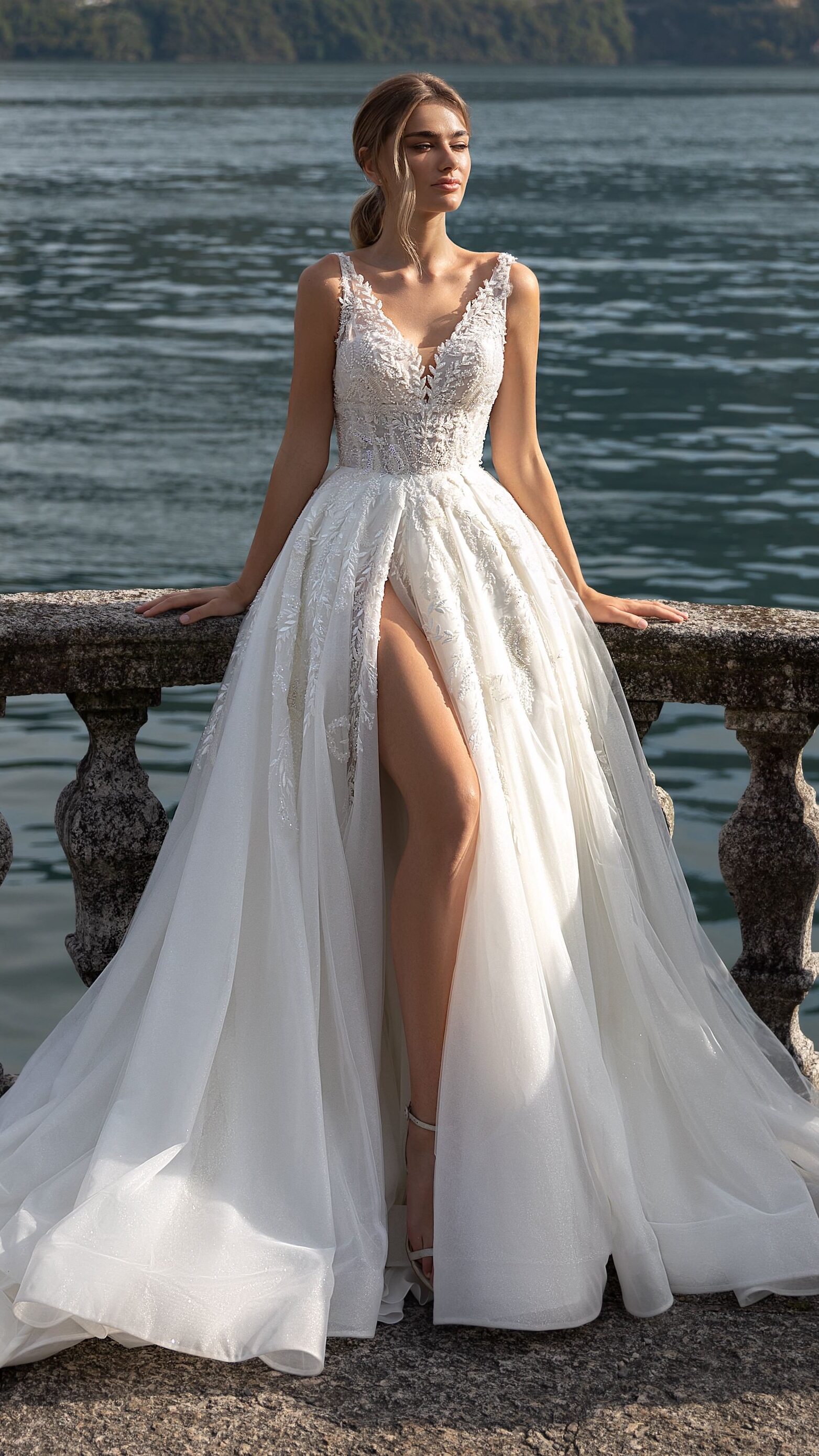 Lace a-line princess wedding dress with high slit - Pollardi 2023 - Ferdinanda