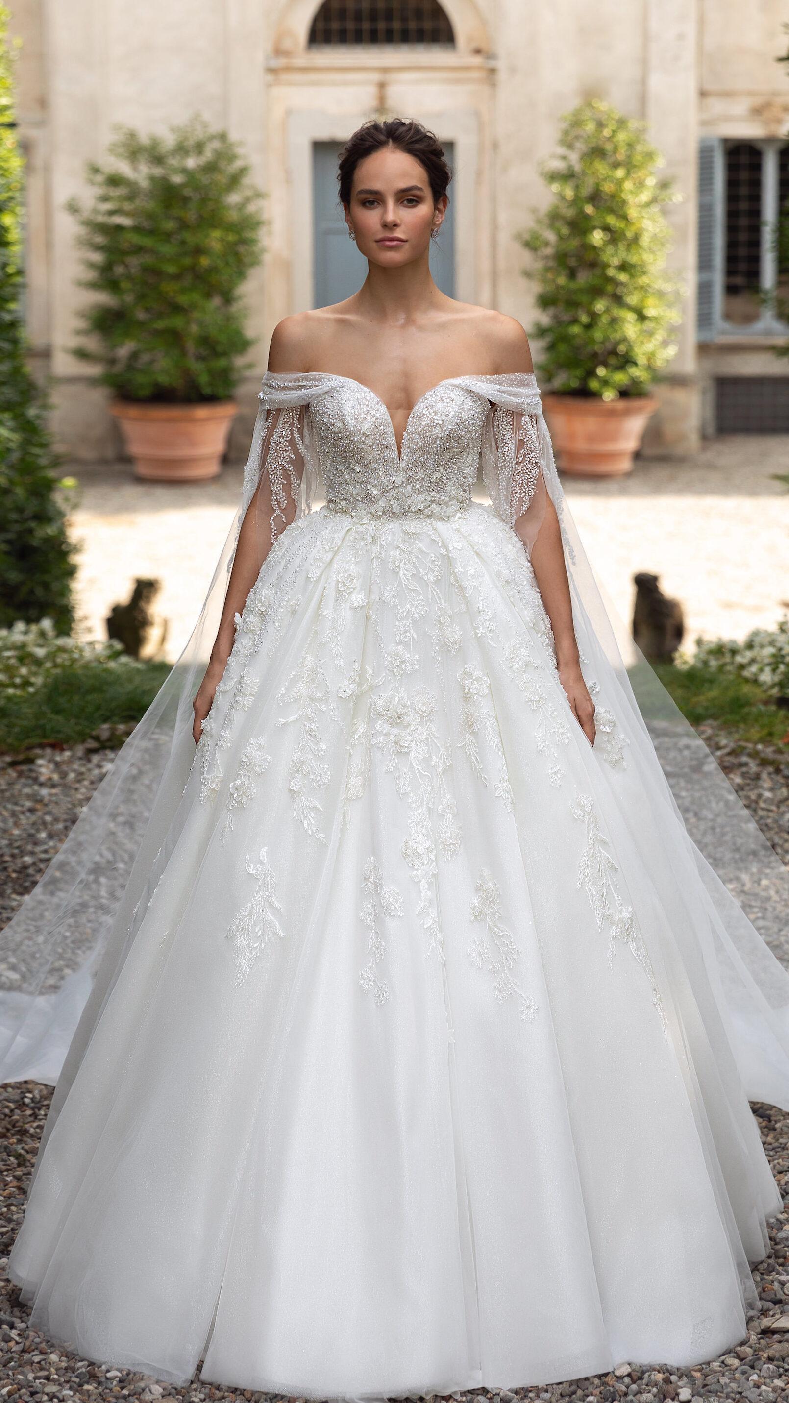 Princess ball gown wedding dress with sweetheart neckline and cape - Pollardi 2023 - Serafina