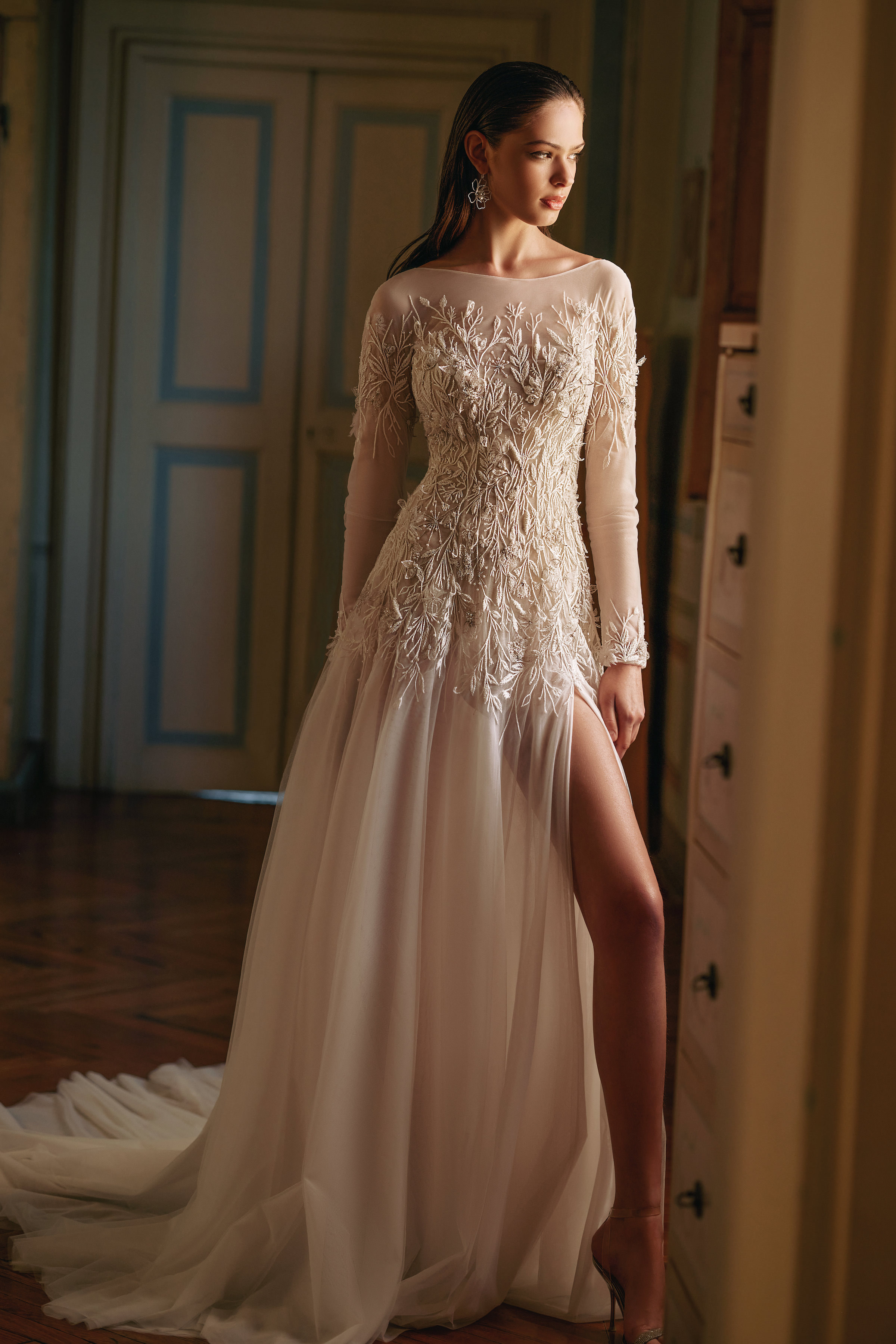 Wedding dress trends 2024 - Dominiss wedding dress with slit
